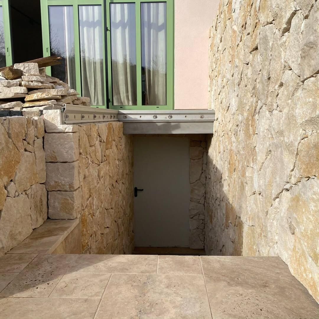 Escalier et murs extérieurs en pierre